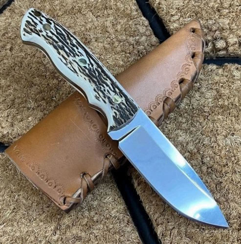 Staghorn Medium to Large Fixed-Blade Knife – Damascus Steel